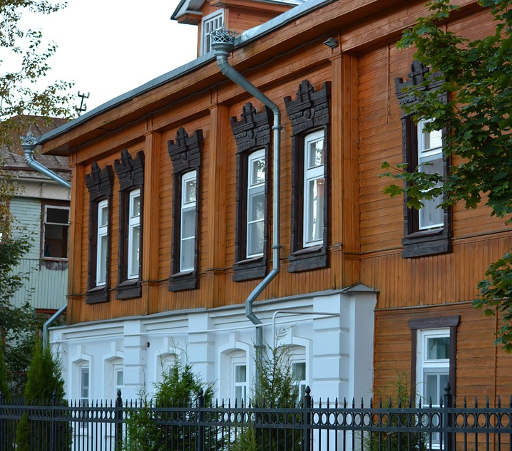 Fassade mit Holzverkleidung